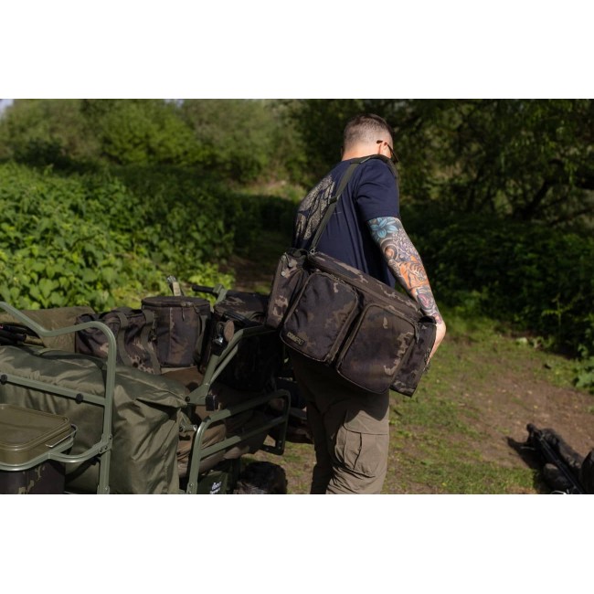 Шаранджийски сак KORDA Compac Large Carryall Dark Kamo 30l | CARPMOJO.com